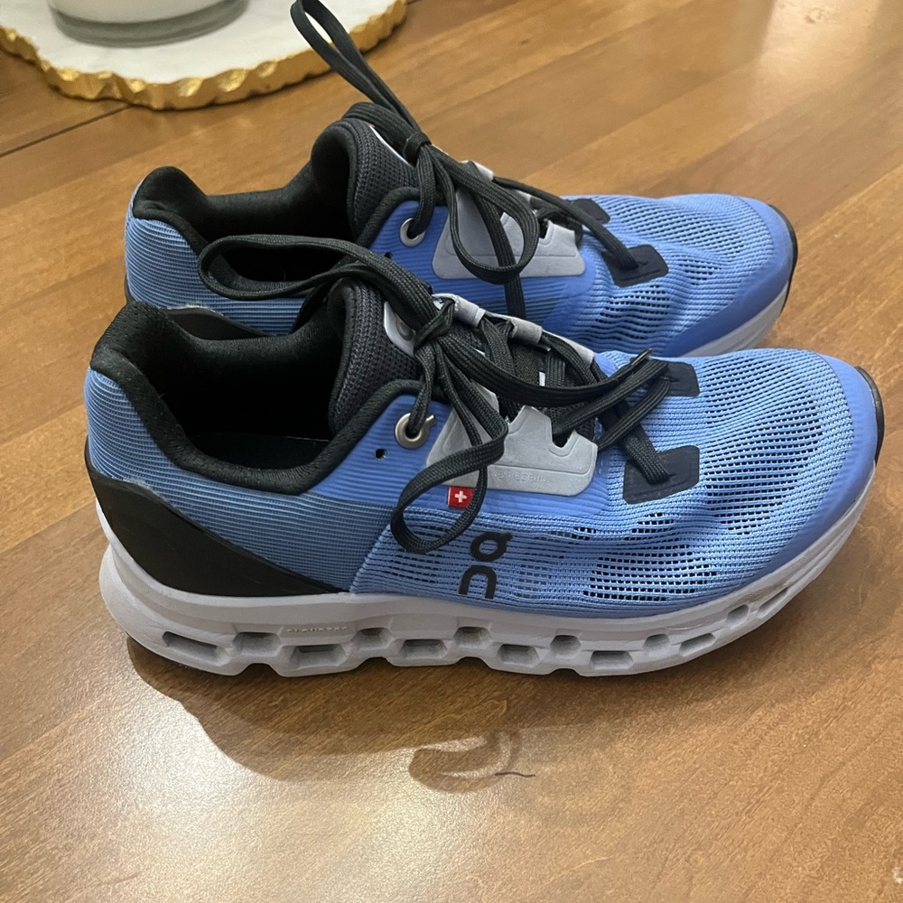 On Running Women’s Cloudstratus size 6